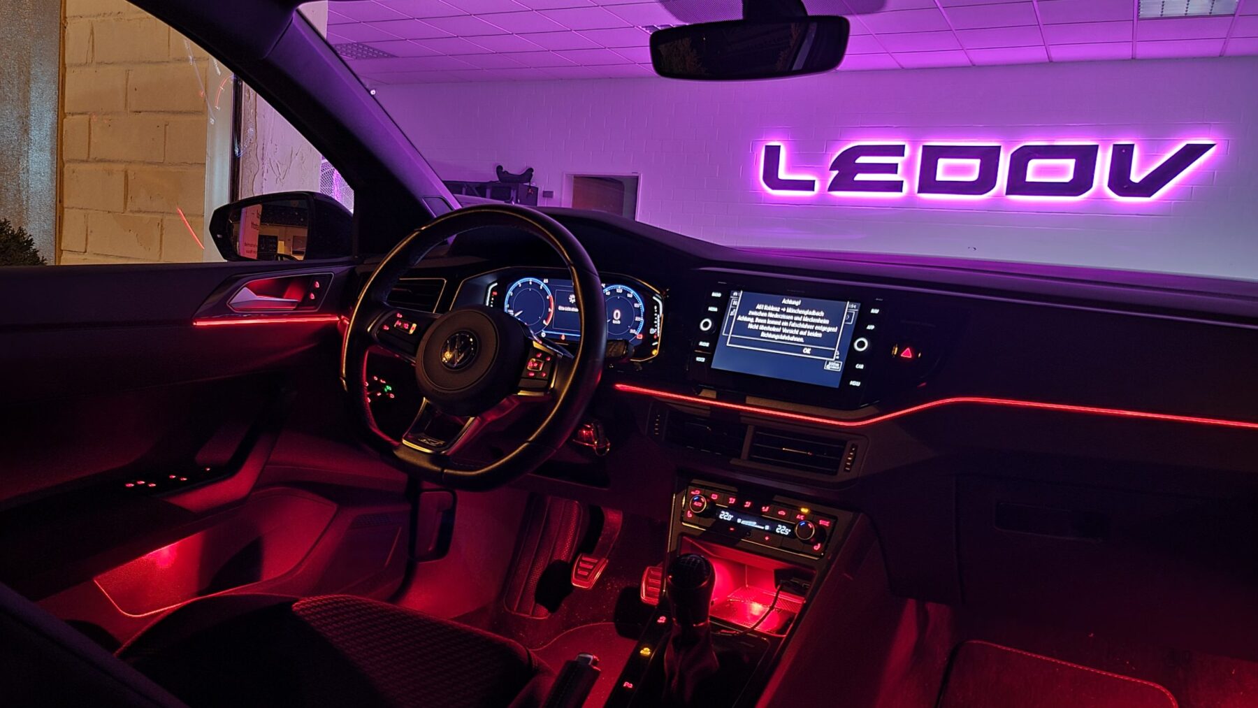 LED Ambientebeleuchtung im Innenraum eines VW Golf 7
