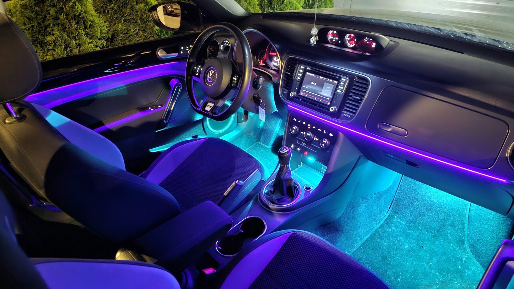 VW Beetle Ambientebeleuchtung im Innenraum eines VW Beetle mit grünem Licht