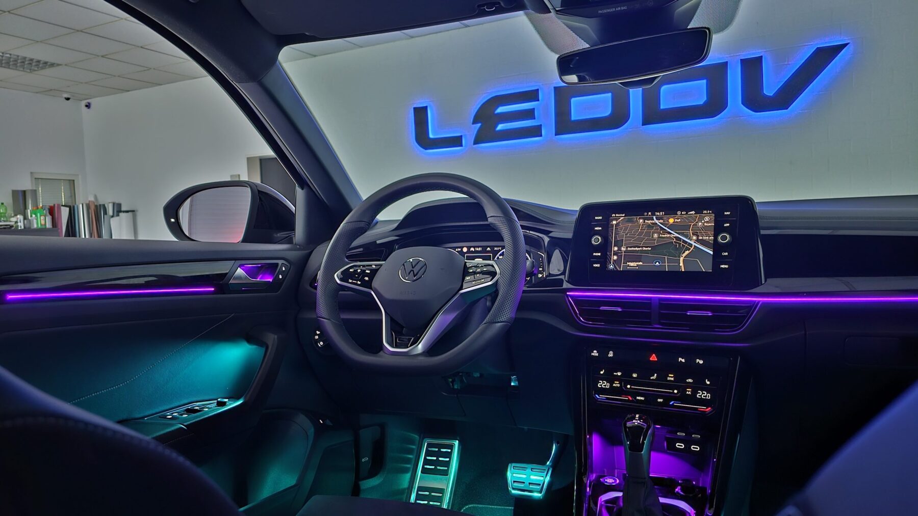 LED Ambientebeleuchtung im VW T-Roc – Innenraum nachgerüstet