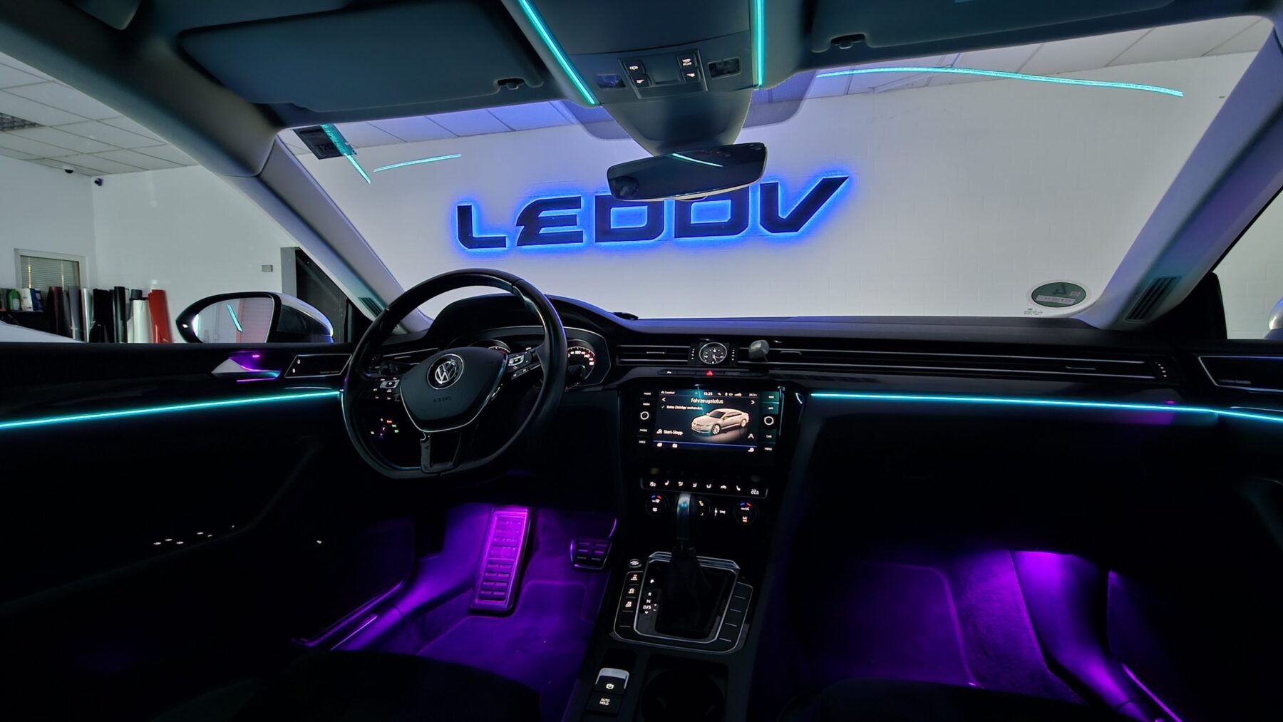 LED Ambientebeleuchtung im Innenraum von VW Passat & Arteon nachgerüstet