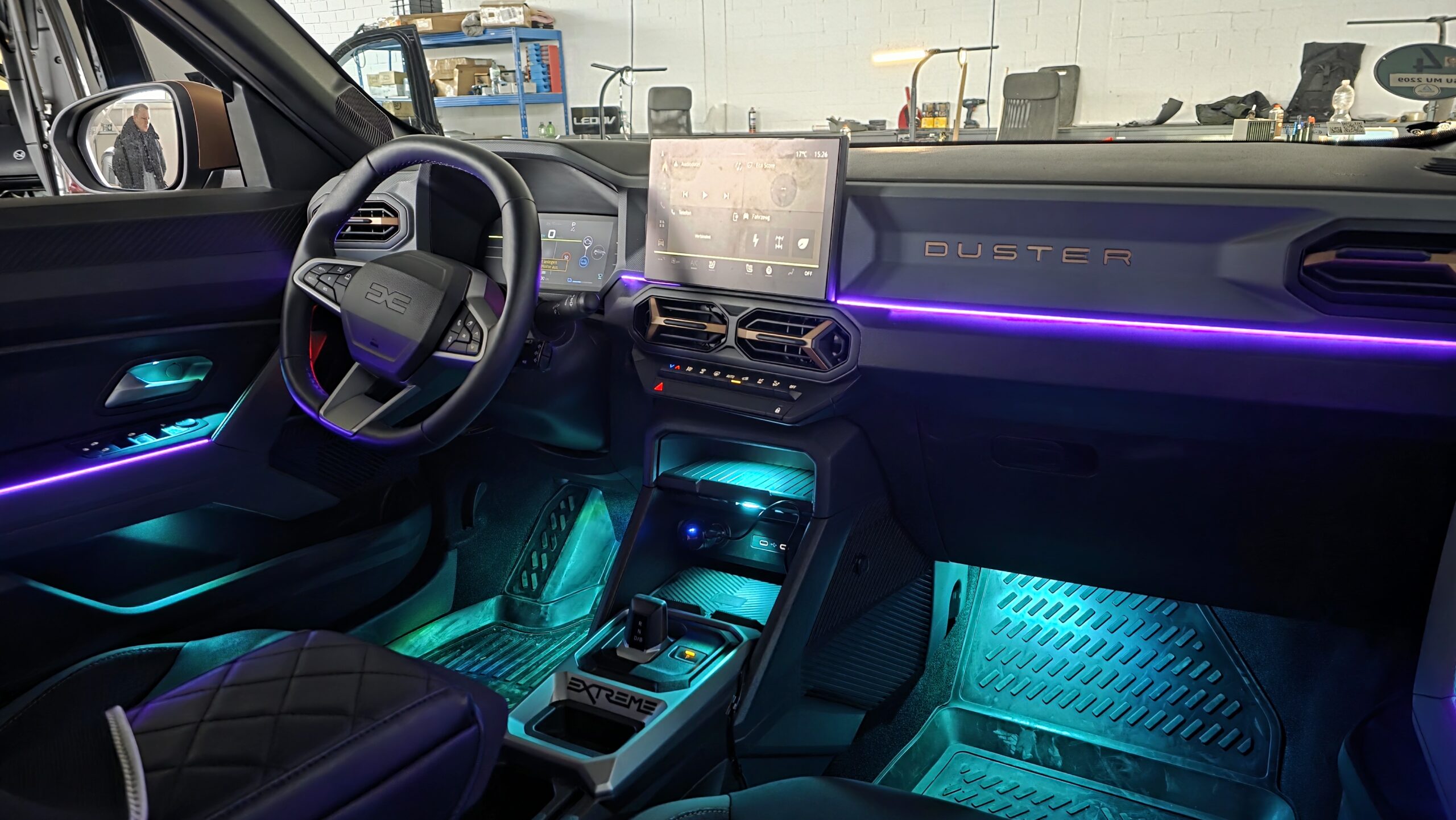 Dacia Duster Ambientebeleuchtung von LEDOV mit RGB LED Lichtleisten im Innenraum
