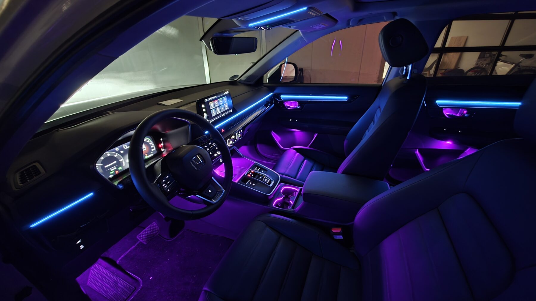 Honda CR-V Innenraum mit individueller LED Ambientebeleuchtung in violett-türkiser Farbkombination