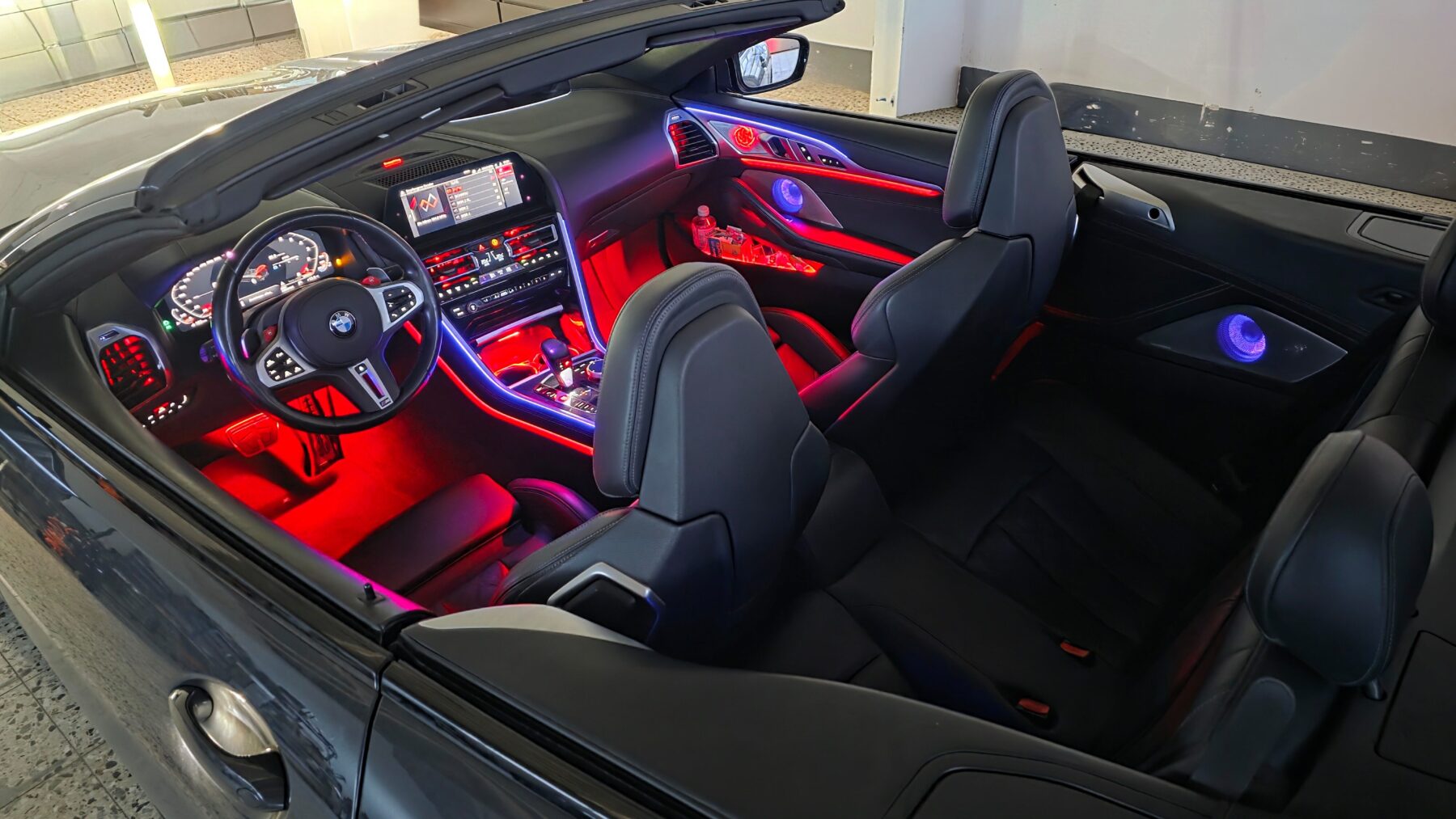 BMW M8 Innenraum mit individueller LED Ambientebeleuchtung von LEDOV