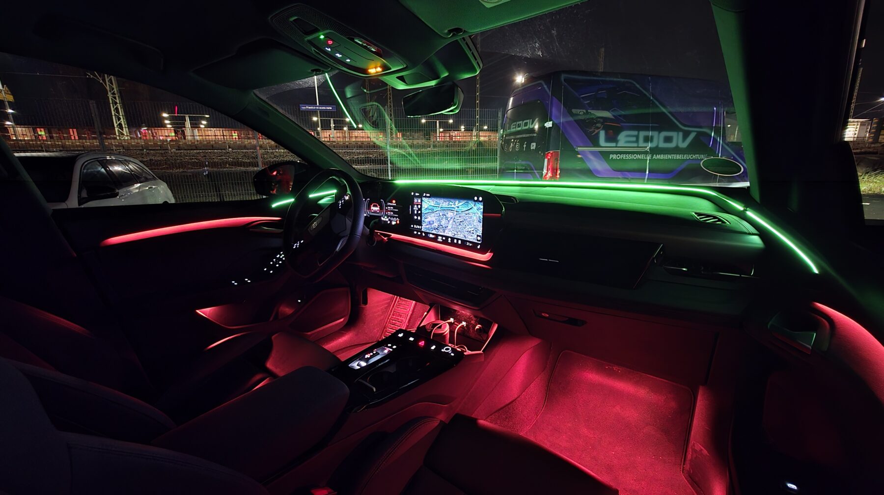 Audi Q6 Innenraum mit LED Ambientebeleuchtung von LEDOV