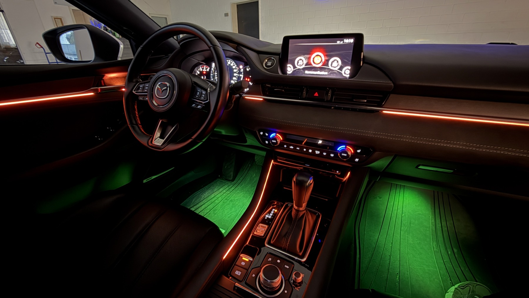 Mazda 2 mit nachgerüsteter Ambientebeleuchtung von LEDOV