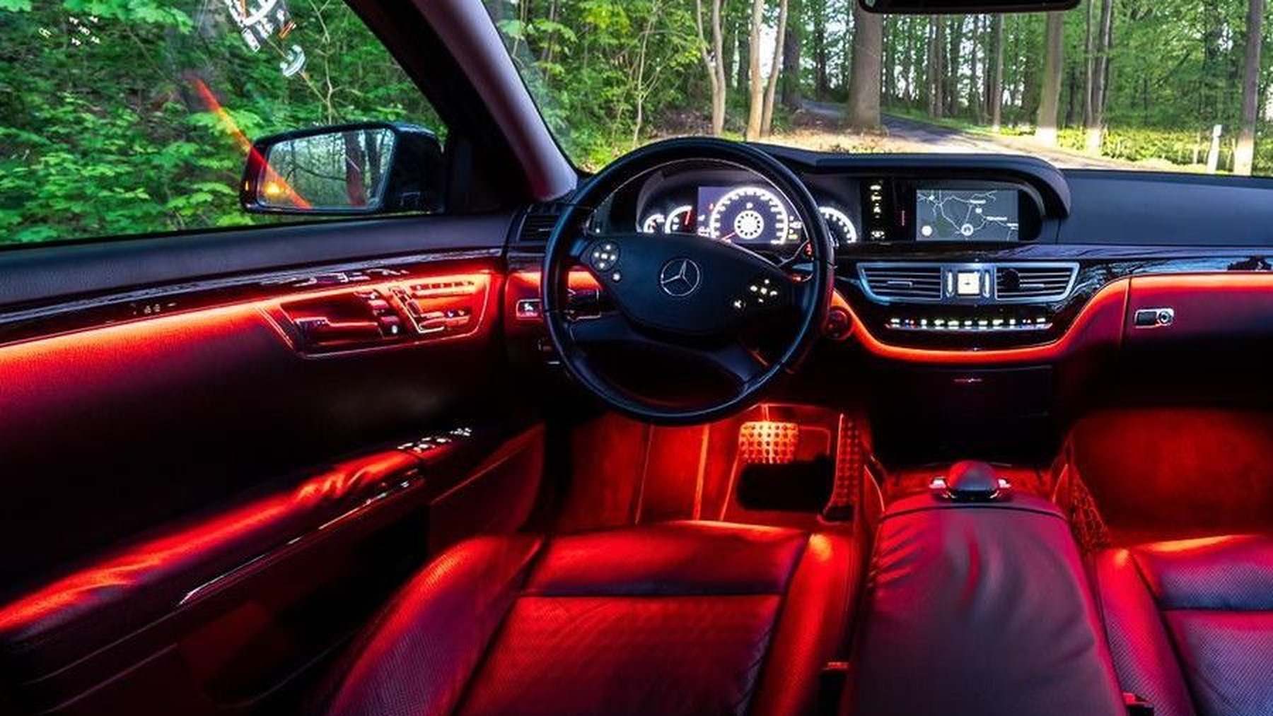 Mercedes-Benz S-Klasse W221 mit nachgerüsteter RGB LED-Ambientebeleuchtung im Innenraum von LEDOV