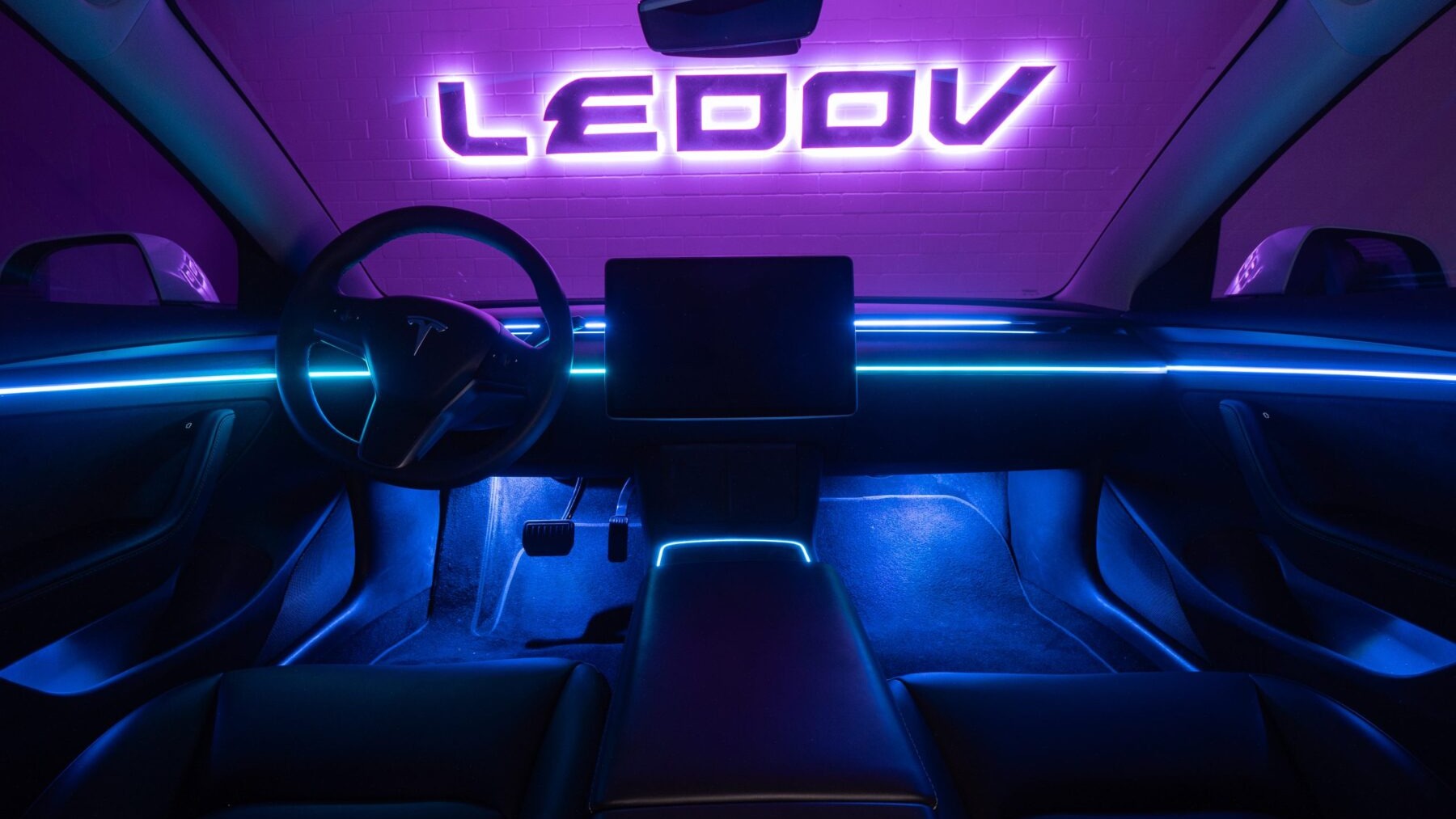 Tesla Model Y und Model 3 mit nachgerüsteter LED Ambientebeleuchtung von LEDOV